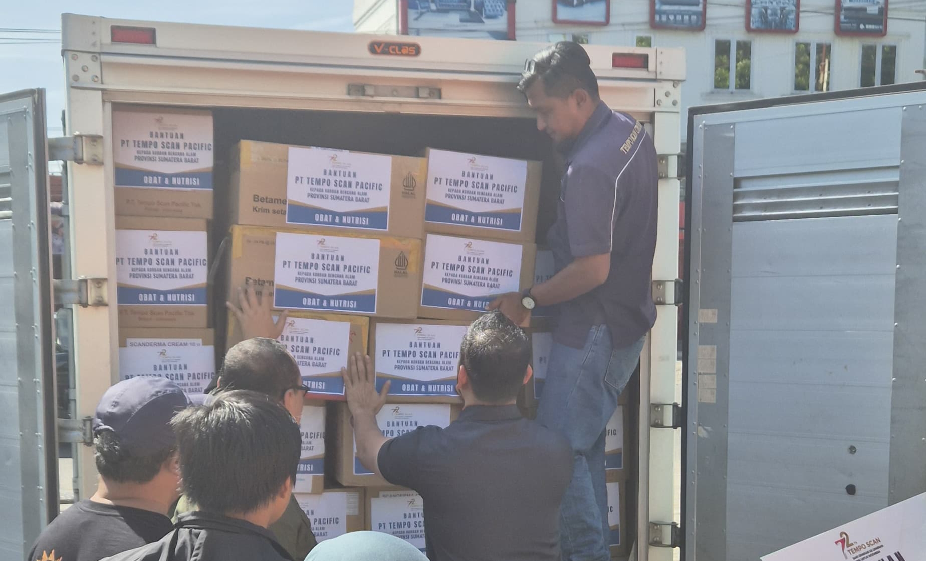 Anggota DPR RI Fraksi PDIP, Alex Indra Lukman Salurkan Obat dan Nutrisi ke RS Aisyiah Padang